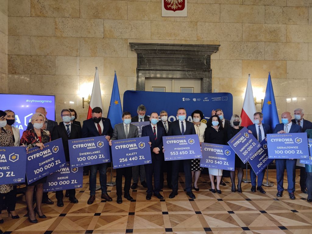 fotografia przedstawia przedstawicieli gmin odbierających symboliczne promesy na realizację projektu granatowego Cyfrowa Gmina